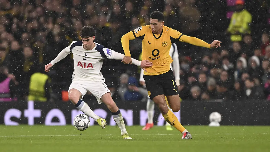 Tottenham-Hotspur-s-Archie-Gray-under-pressure-from-Borussia-Dortmund-Jobe-Bellingham-right-to-during-champions-league-match-between-Tottenham-Hotspur-and-Borussia-Dortmund-PUBLICATIONxNOTxINxBRAxMEX-Copyright-xDavidxHorton-SPPx-Sportspressphoto-SPR83786