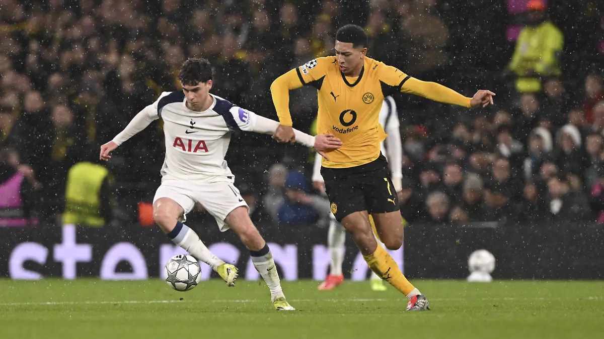Tottenham-Hotspur-s-Archie-Gray-under-pressure-from-Borussia-Dortmund-Jobe-Bellingham-right-to-during-champions-league-match-between-Tottenham-Hotspur-and-Borussia-Dortmund-PUBLICATIONxNOTxINxBRAxMEX-Copyright-xDavidxHorton-SPPx-Sportspressphoto-SPR83786