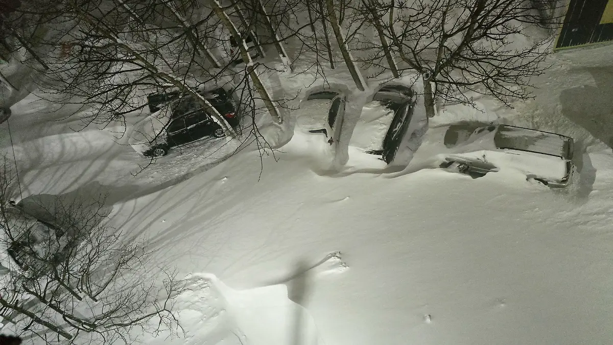 Snow-covers-cars-in-a-courtyard-of-an-apartment-block-after-an-extreme-snowstorm-hit-the-far-eastern-city-of-Petropavlovsk-Kamchatskiy-Russia-January-16-2026