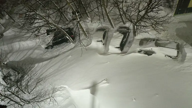 Snow-covers-cars-in-a-courtyard-of-an-apartment-block-after-an-extreme-snowstorm-hit-the-far-eastern-city-of-Petropavlovsk-Kamchatskiy-Russia-January-16-2026