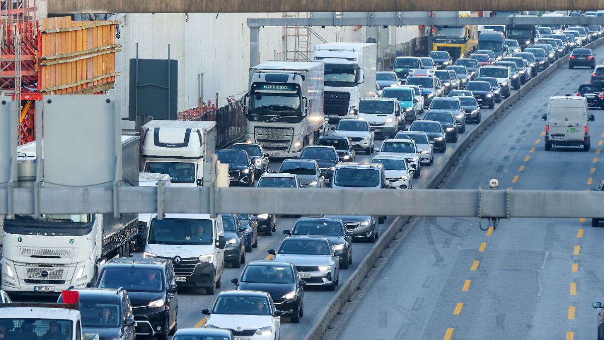 Mehr-Autos-und-marode-Stra-en-Staus-in-deutschen-St-dten-nehmen-zu