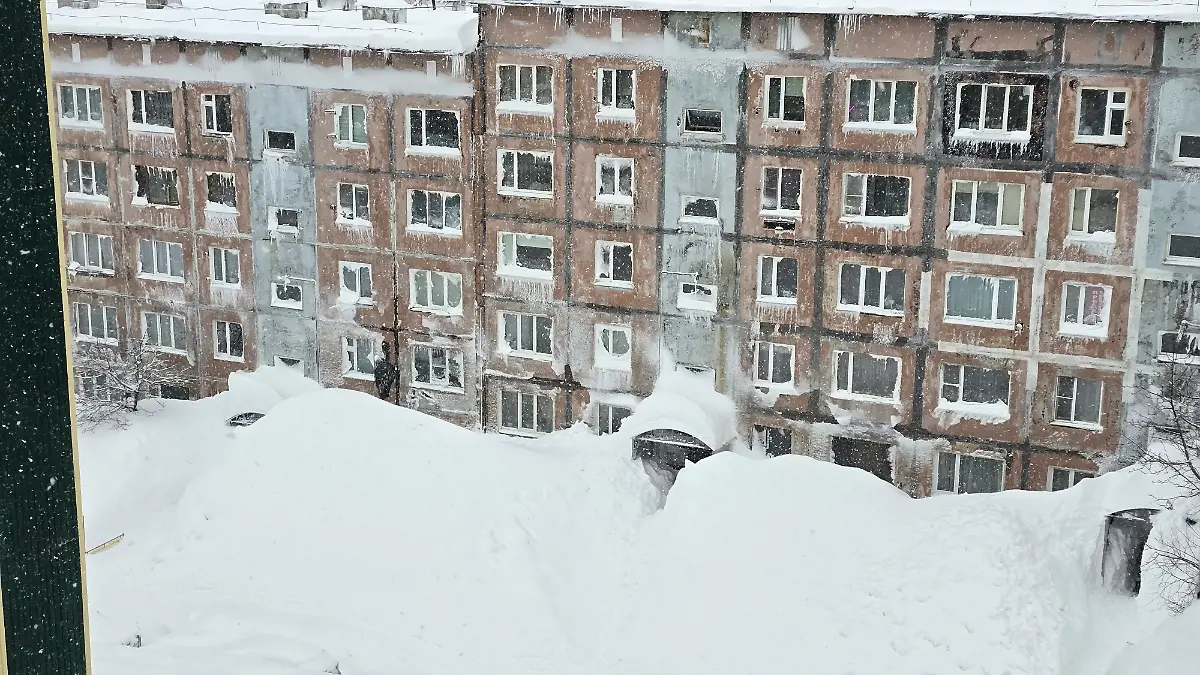 Snow-covers-the-lower-floors-of-an-apartment-block-after-an-extreme-snowstorm-hit-the-far-eastern-city-of-Petropavlovsk-Kamchatskiy-Russia-January-15-2026