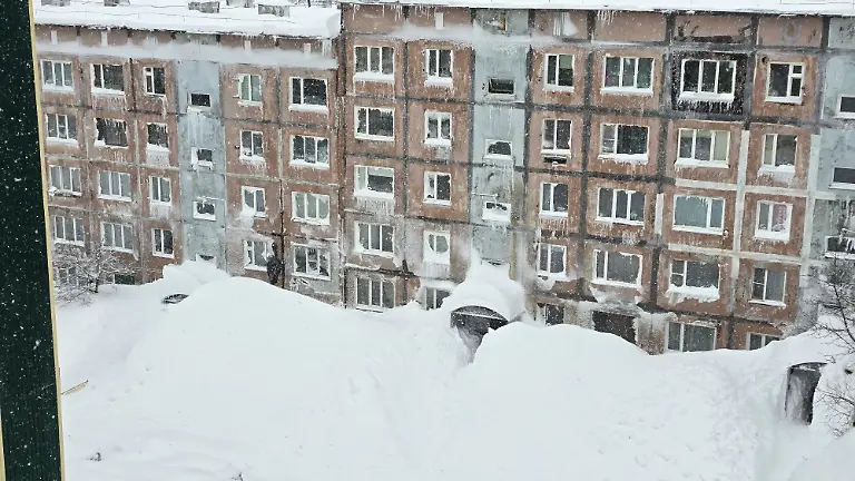 Snow-covers-the-lower-floors-of-an-apartment-block-after-an-extreme-snowstorm-hit-the-far-eastern-city-of-Petropavlovsk-Kamchatskiy-Russia-January-15-2026