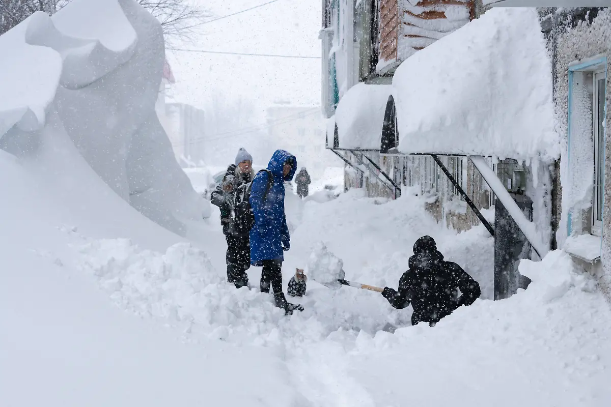 Russia-Weather-9086824-15-01-2026-A-man-clears-snow-in-the-yard-or-an-apartment-building-during-a-heavy-snowfal-in-Petropavlovsk-Kamchatsky-Kamchatka-Territory-Russia