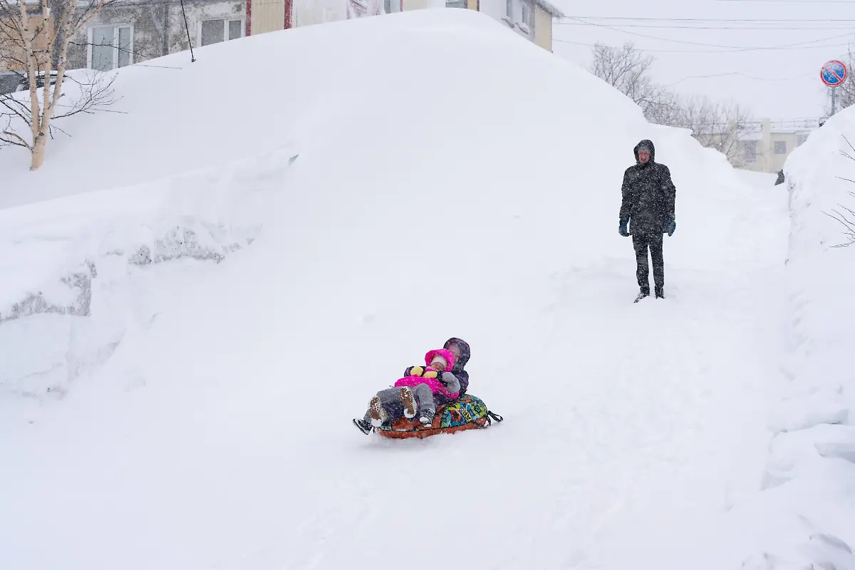 Russia-Weather-9086820-15-01-2026-Children-slide-down-a-slope-using-an-inflatable-snow-tube-during-a-heavy-snowfall-in-Petropavlovsk-Kamchatsky-Kamchatka-Territory-Russia