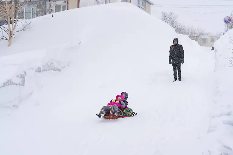 Russia-Weather-9086820-15-01-2026-Children-slide-down-a-slope-using-an-inflatable-snow-tube-during-a-heavy-snowfall-in-Petropavlovsk-Kamchatsky-Kamchatka-Territory-Russia