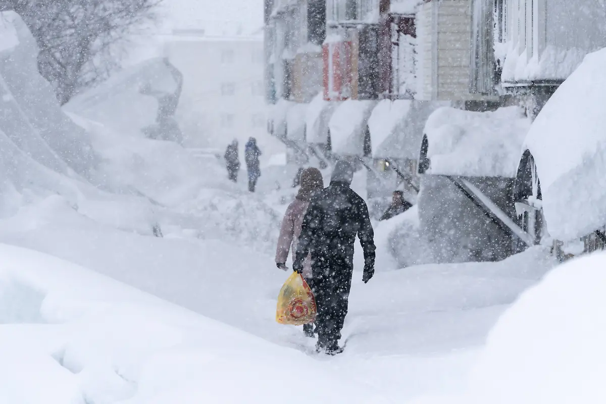 Russia-Weather-9086825-15-01-2026-People-walk-in-the-snow-covered-yard-or-an-apartment-building-during-a-heavy-snowfal-in-Petropavlovsk-Kamchatsky-Kamchatka-Territory-Russia