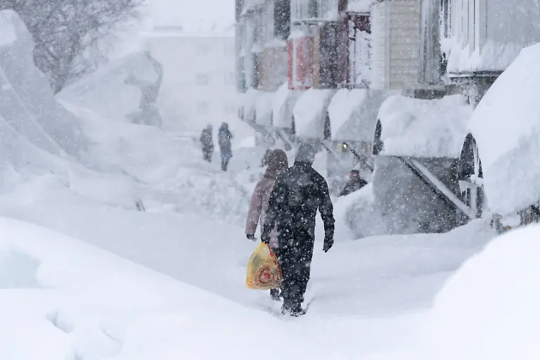 Russia-Weather-9086825-15-01-2026-People-walk-in-the-snow-covered-yard-or-an-apartment-building-during-a-heavy-snowfal-in-Petropavlovsk-Kamchatsky-Kamchatka-Territory-Russia