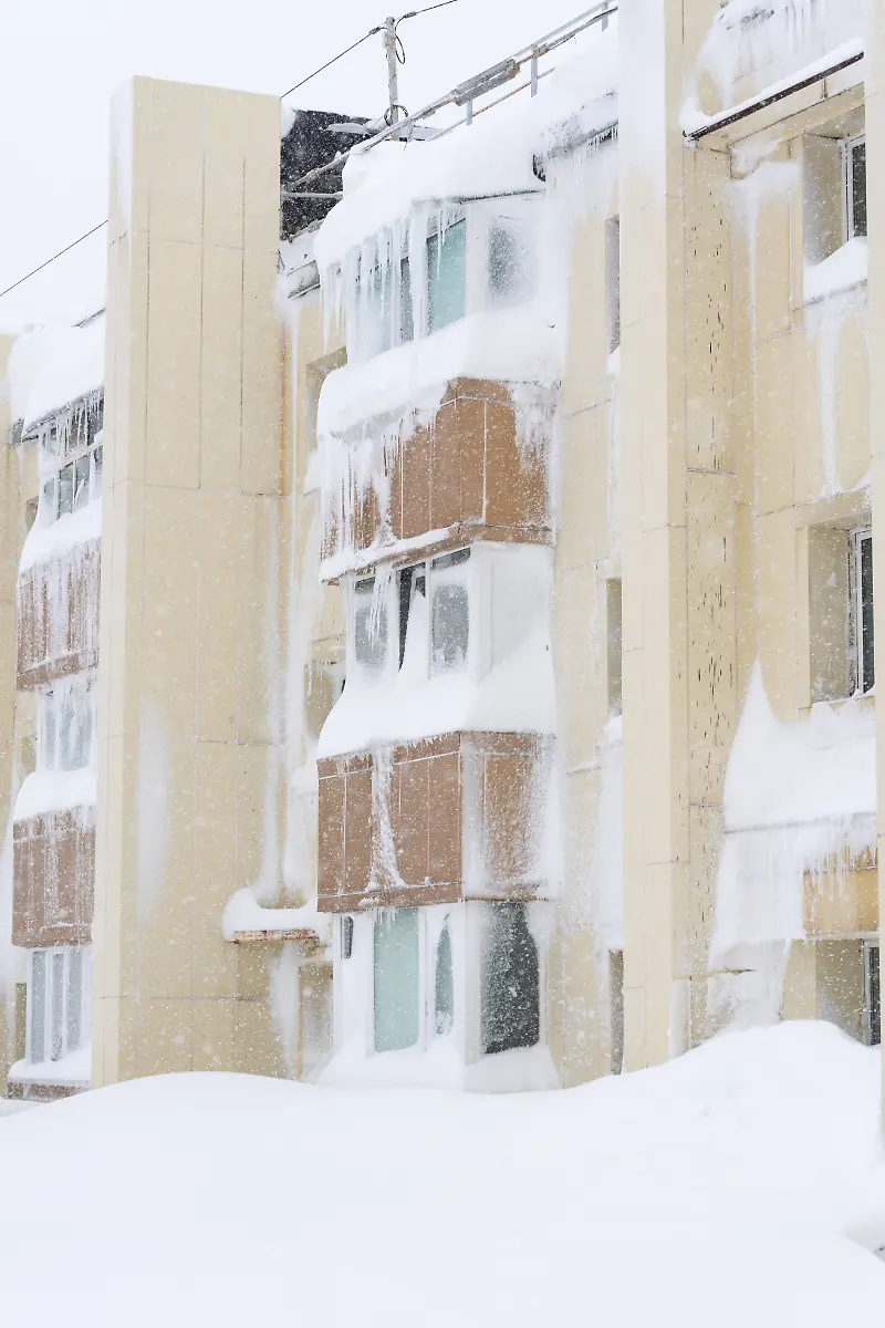 Russia-Weather-9086840-15-01-2026-A-view-shows-an-apartment-building-with-snow-covered-balconies-during-a-heavy-snowfall-in-Petropavlovsk-Kamchatsky-Kamchatka-Territory-Russia