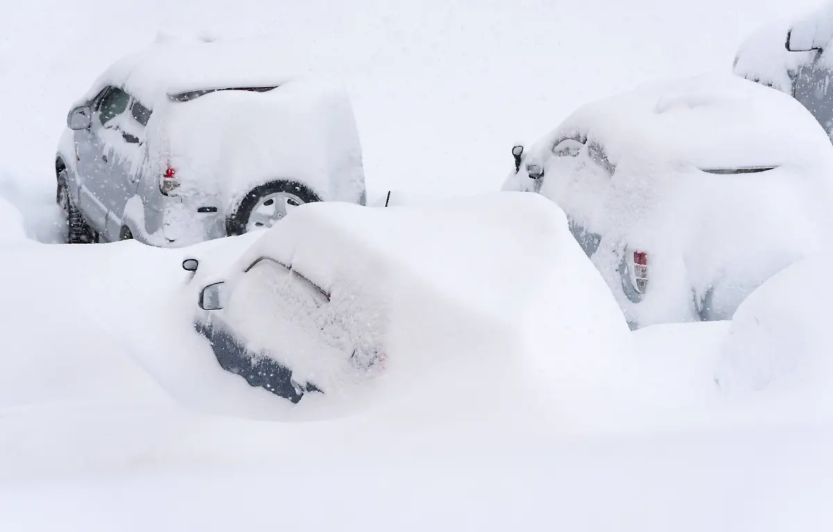 Russia-Weather-9086814-15-01-2026-Cars-are-buried-under-snow-during-heavy-snowfall-in-Petropavlovsk-Kamchatsky-Kamchatka-Territory-Russia