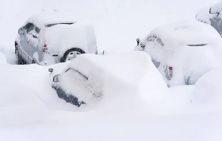 Russia-Weather-9086814-15-01-2026-Cars-are-buried-under-snow-during-heavy-snowfall-in-Petropavlovsk-Kamchatsky-Kamchatka-Territory-Russia