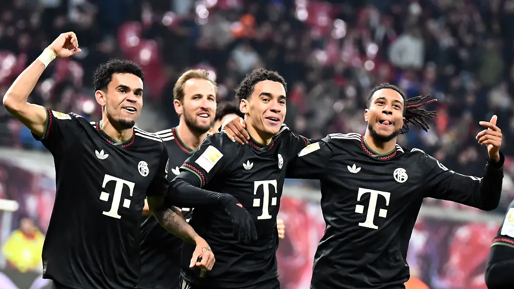 dpatopbilder-17-01-2026-Sachsen-Leipzig-Fussball-Bundesliga-RB-Leipzig-Bayern-Muenchen-18-Spieltag-Red-Bull-Arena-Michael-Olise-r-Bayern-Muenchen-jubelt-mit-den-Teamkollegen-Luis-Diaz-l-r-Bayern-Muenchen-Harry-Kane-hinten-Bayern-Muenchen-und-Jamal-Musiala-Bayern-Muenchen-ueber-seinen-Treffer-zum-1-5-WICHTIGER-HINWEIS-Gemaess-den-Vorgaben-der-DFL-Deutsche-Fussball-Liga-bzw-des-DFB-Deutscher-Fussball-Bund-ist-es-untersagt-in-dem-Stadion-und-oder-vom-Spiel-angefertigte-Fotoaufnahmen-in-Form-von-Sequenzbildern-und-oder-videoaehnlichen-Fotostrecken-zu-verwerten-bzw-verwerten-zu-lassen