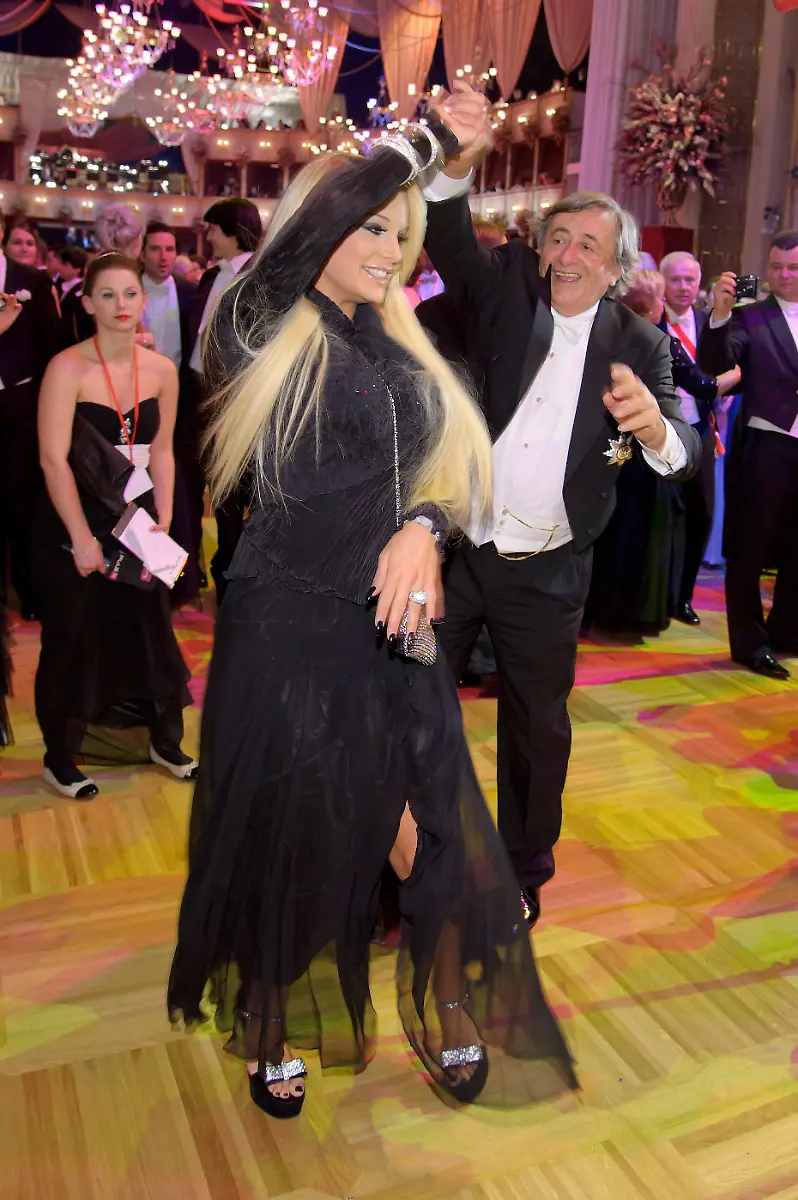 Richard-LUGNER-Gina-Lisa-LOHFINK-beim-Tanzen-56-Wiener-Opernball-in-der-Wiener-Staatsoper-am-16-2