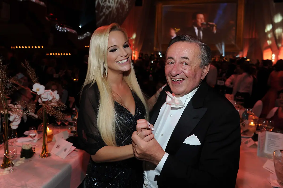 Richard-Lugner-Gina-Lisa-Lohfink-beim-Deutschen-Opernball-2012-im-der-Alten-Oper-in-Frankfurt-Main-am-25-02