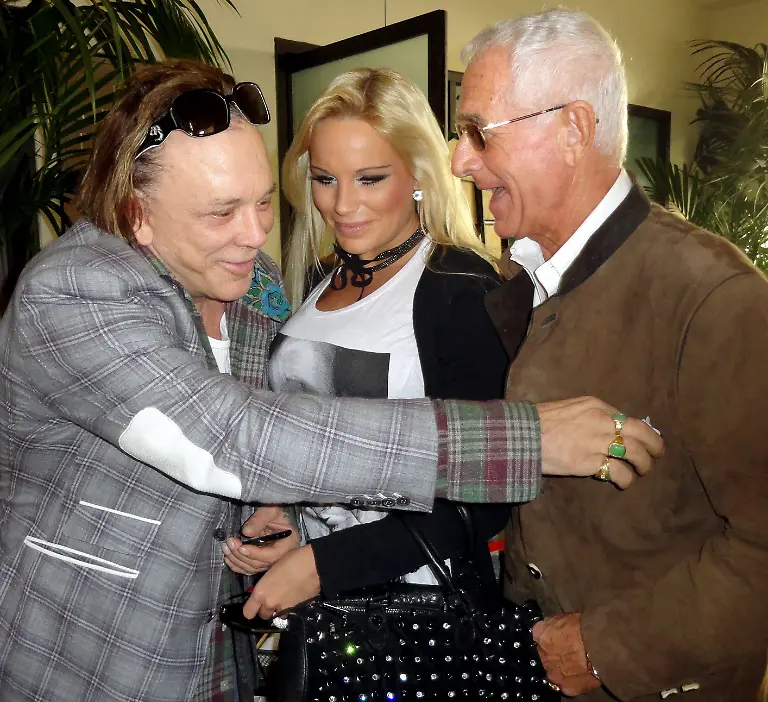 US-Schauspieler-Mickey-Rourke-l-Model-Gina-Lisa-Lohfink-und-Frederic-Prinz-von-Anhalt-scherzen-am-Sonntag-08-01-2012-bei-einem-bei-einem-Treffen-im-Caffe-Roma-in-Beverly-Hills-Frederic-Prinz-von-Anhalt-68-fuehrt-seine-Tochter-in-spe-Ex-Topmodel-Kandidatin-Gina-Lisa-Lohfink-25-in-Hollywood-ein-Die-kurvige-Blondine-habe-am-Sonntag-08-01-2012-bei-einem-Besuch-in-Beverly-Hills-Hollywood-Star-Mickey-Rourke-59-getroffen-erzaehlte-von-Anhalt-am-Montag-09-01-2012-der-Nachrichtenagentur-dpa-Ich-will-erste-Kontakte-herstellen-um-sie-in-Hollywood-unterzubringen-Foto-Privat-Prinz-von-Anhalt-zu-dpa-1494-vom-09-01