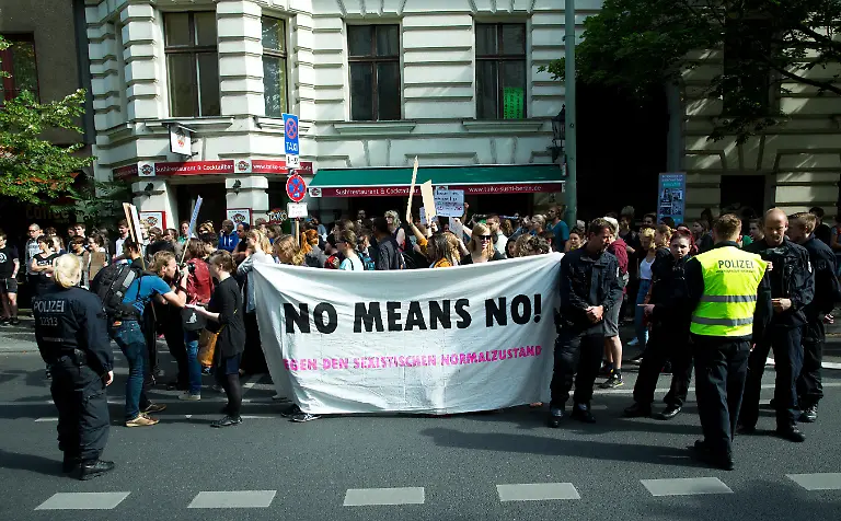 Die-Initiative-fuer-Gerechtigkeit-bei-sexueller-Gewalt-demonstriert-am-27-06-2016-vor-dem-Amtsgericht-Tiergarten-in-Berlin-In-dem-Gericht-wird-der-Prozess-gegen-das-Model-Gina-Lisa-Lohfink-wegen-Falschaussage-fortgesetzt-Ihr-wird-laut-Gericht-vorgeworfen-2012-bewusst-wahrheitswidrig-eine-Vergewaltigung-durch-zwei-Maenner-angezeigt-zu-haben