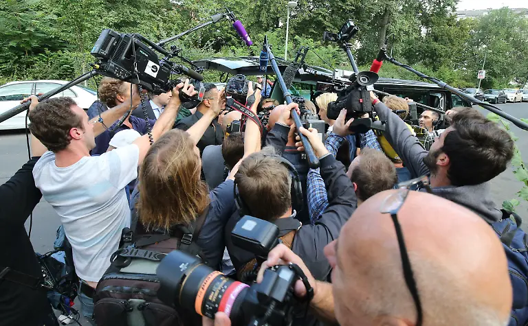 Ein-Pulk-von-Journalisten-draengelt-sich-am-08-08-2016-vor-einem-Fahrzeug-in-Berlin-aus-dem-das-Model-Gina-Lisa-Lohfink-aussteigt-um-zur-Fortsetzung-des-Prozesses-wegen-falscher-Verdaechtigung-zu-gehen-Die-ehemalige-Germany-s-next-Topmodel-Kandidatin-wehrt-sich-gegen-einen-Strafbefehl-nach-ihrer-Anzeige-gegen-zwei-Maenner-wegen-Vergewaltigung-Die-Beweisaufnahme-wird-fortgesetzt