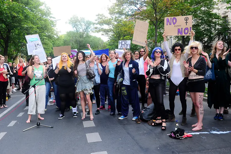 Demonstration-zur-Unterstuetzung-von-Gina-Lisa-Lohfink-vor-dem-Gerichtsgebaeude-in-der-Turmstrasse-in-Berlin-am-27-06