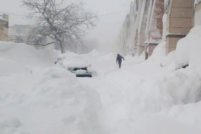 RUSSIA-PETROPAVLOVSK-KAMCHATSKY-JANUARY-15-2026-A-pedestrian-walks-along-a-path-through-deep-snow-after-a-heavy-snowstorm-Best-possible-quality
