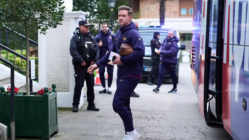 Llegada-del-Barca-a-Santander-El-jugador-del-Barca-Marc-Andre-ter-Stegen-a-su-llegada-al-Hotel-Real-a-15-de-enero-de-2026-en-Santander-Cantabria-Espana-Los-jugadores-del-Futbol-Club-Barcelona-ha-llegado-hoy-a-la-capital-cantabra-donde-disputaran-el-partido-de-Copa-del-Rey-con-el-Racing-de-Santander