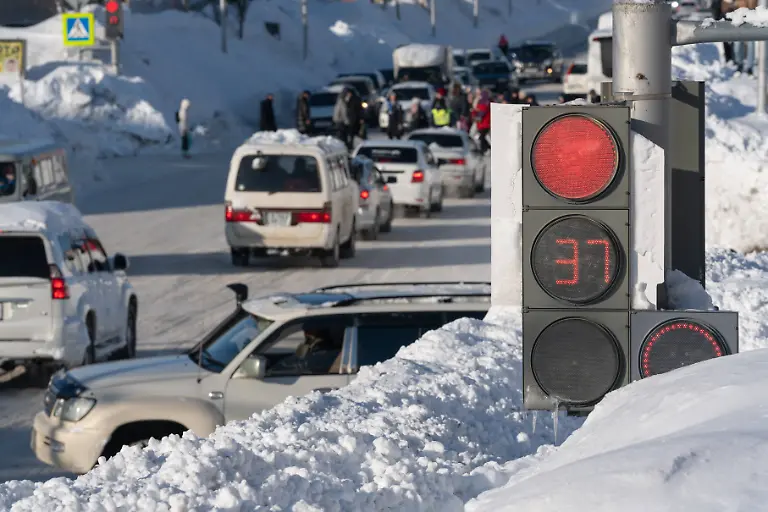 Russia-Weather-Traffic-9089345-19-01-2026-A-view-shows-a-traffic-light-buried-in-a-snowdrift-in-Petropavlovsk-Kamchatsky-Russia-Authorities-in-Russia-s-Kamchatka-Territory-have-imposed-manual-traffic-control-and-freight-logistics-management-in-the-city-to-resolve-a-transport-collapse-following-a-cyclone-with-heavy-precipitation-the-regional-government-said