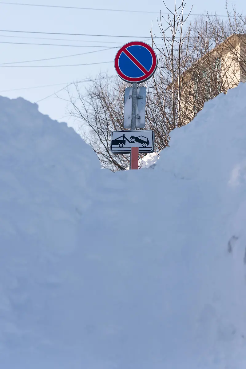 Russia-Weather-Traffic-9089351-19-01-2026-A-view-shows-a-road-sign-buried-in-a-snowdrift-in-Petropavlovsk-Kamchatsky-Russia-Authorities-in-Russia-s-Kamchatka-Territory-have-imposed-manual-traffic-control-and-freight-logistics-management-in-the-city-to-resolve-a-transport-collapse-following-a-cyclone-with-heavy-precipitation-the-regional-government-said