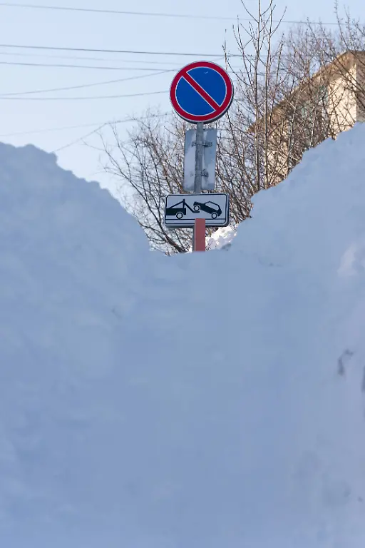Russia-Weather-Traffic-9089351-19-01-2026-A-view-shows-a-road-sign-buried-in-a-snowdrift-in-Petropavlovsk-Kamchatsky-Russia-Authorities-in-Russia-s-Kamchatka-Territory-have-imposed-manual-traffic-control-and-freight-logistics-management-in-the-city-to-resolve-a-transport-collapse-following-a-cyclone-with-heavy-precipitation-the-regional-government-said