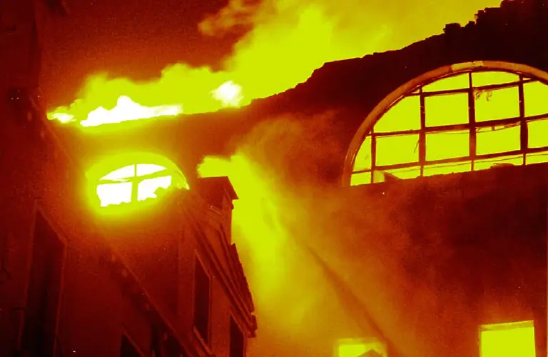 Das-200-Jahre-alte-Theater-La-Fenice-in-Venedig-eines-der-beruehmtesten-Opernhaeuser-Italiens-wird-in-der-Nacht-zum-30-Januar-1996-durch-einen-Brand-fast-vollstaendig-zerstoert-Archibvild-Nachdem-3000-Tonnen-Schutt-weggeraeumt-wurden-machte-man-sich-in-Venedig-an-den-Aufbau-des-Theaters-doch-es-dauerte-sehr-sehr-lange-Am-Sonntag-14-12-2003-wird-es-mit-einem-Konzert-mit-Stardirigent-Riccardo-Muti-wieder-eroeffnet-Venedig-kann-aufatmen-dpa-zu-dpa-Korr-Acht-Jahre-nach-dem-Brand-Venedigs-Oper-La-Fenice-oeffnet-wieder-am-08-12