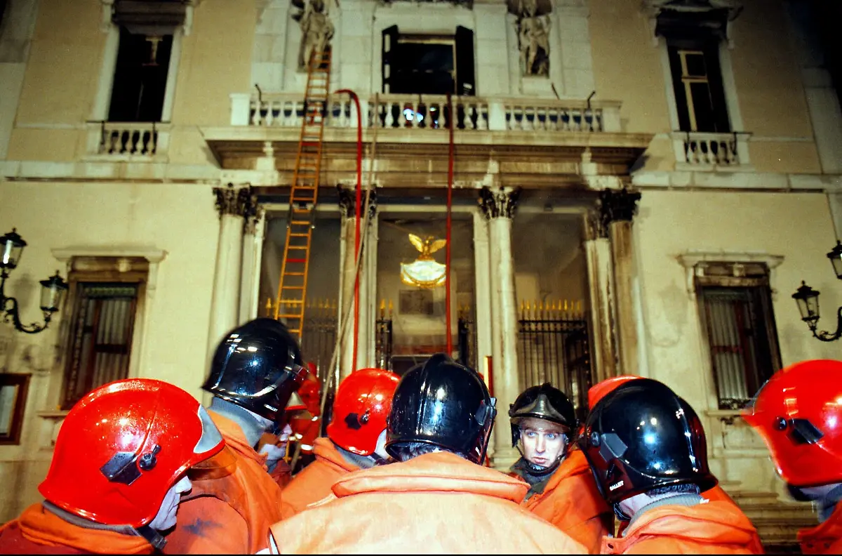 Firefighters-gather-in-front-of-the-Venice-Opera-House-La-Fenice-Monday-night-January-29-1996-as-fire-swept-through-the-building-destroying-the-204-year-old-jewel-that-was-one-of-Italy-s-greatest-artistic-institutions-La-Fenice-closed-recently-for-repairs-and-was-scheduled-to-reopen-in-March-with-a-performance-of-Don-Giovanni-and-a-jazz-concert-by-Woody-Allen