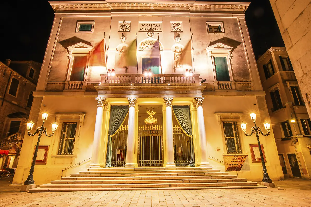 Eingangsbereich-Fassade-vom-Opernhaus-Teatro-la-Fenice-Nachtaufnahme-Venedig-Venetien-Norditalien-Italien-Europa