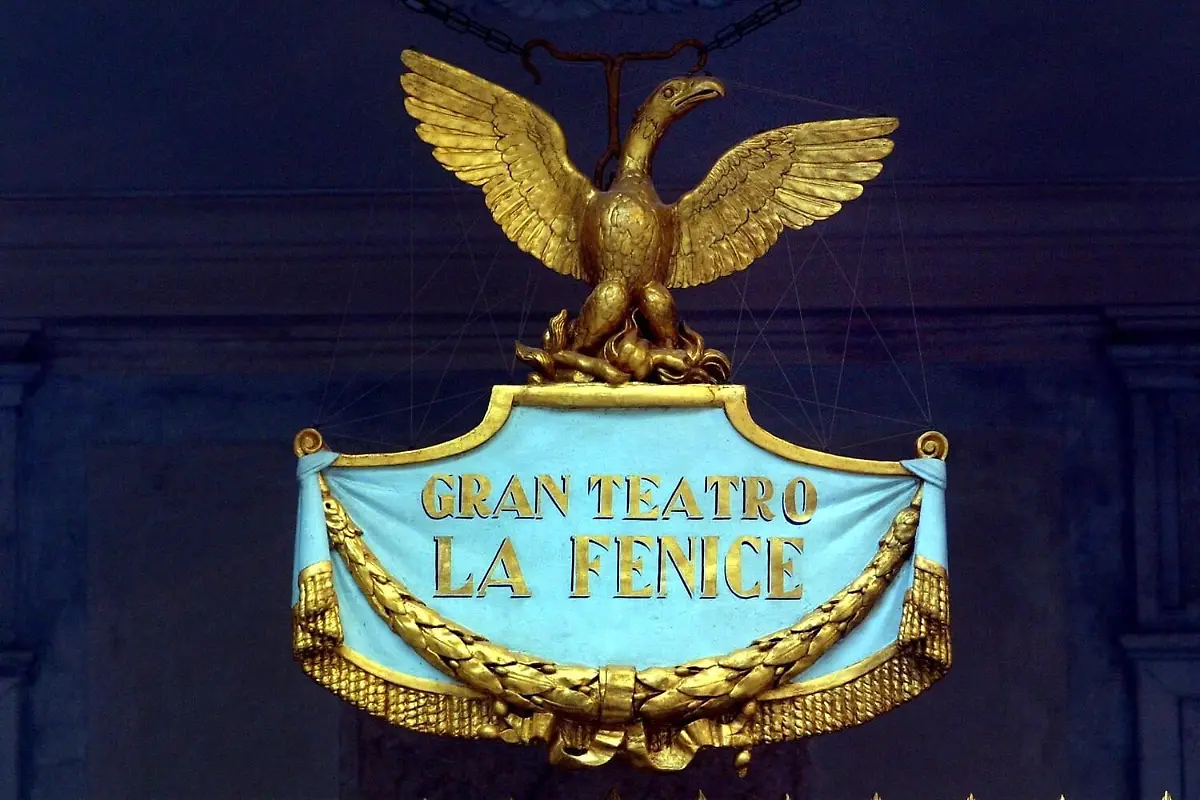 Detail-mit-Phoenix-am-Opernhaus-La-Fenice-in-Venedig-aufgenommen-am-13-12-2003-Fast-acht-Jahre-nach-seiner-Zerstoerung-durch-einen-verheerenden-Brand-ist-das-Opernhaus-am-14-12-mit-einem-umjubelten-Festkonzert-wiedereroeffnet-worden-Auf-dem-Programm-des-von-Muti-geleiteten-Abends-standen-Werke-von-Beethoven-Strawinsky-Caldara-und-Wagner-Das-Publikum-spendete-Muti-und-dem-Orchester-lang-anhaltenden-Applaus-Am-29-Januar-1996-war-die-Fenice-zu-deutsch-Phoenix-die-fuer-ihre-einmalige-Akustik-weltbekannt-war-innerhalb-weniger-Stunden-bis-auf-die-Grundmauern-abgebrannt-Die-Fenice-ist-originalgetreu-wieder-aufgebaut-worden