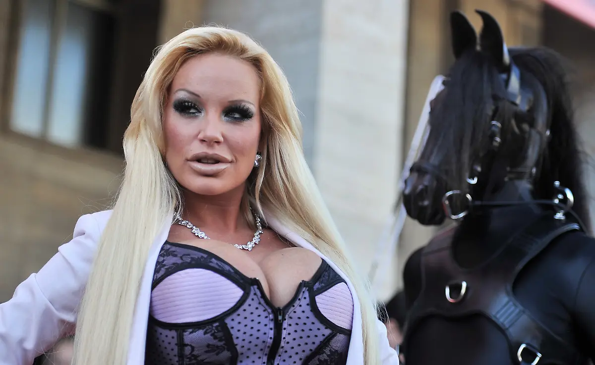 Model-Gina-Lisa-Lohfink-eroeffnet-am-18-10-2012-die-Messe-Venus-auf-dem-Messegelaende-unter-dem-Funkturm-in-Berlin-Die-Venus-findet-vom-18-bis-21-Oktober-statt-Mit-mehr-als-400-Ausstellern-aus-36-Laendern-gilt-die-Venus-als-weltweit-groesste-Erotikfachmesse