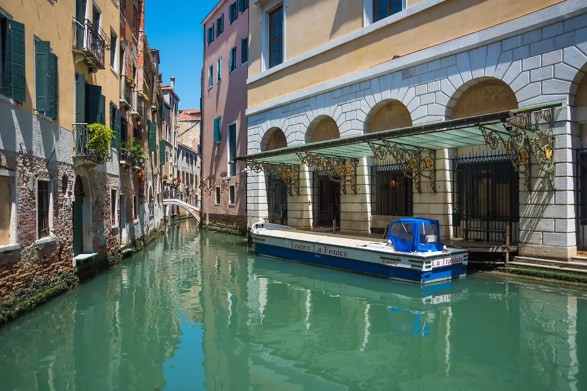 Venedig-Transportboot-am-Buehneneingang-des-Teatro-La-Fenice-Venice-Teatro-La-Fenice-Stage-Door