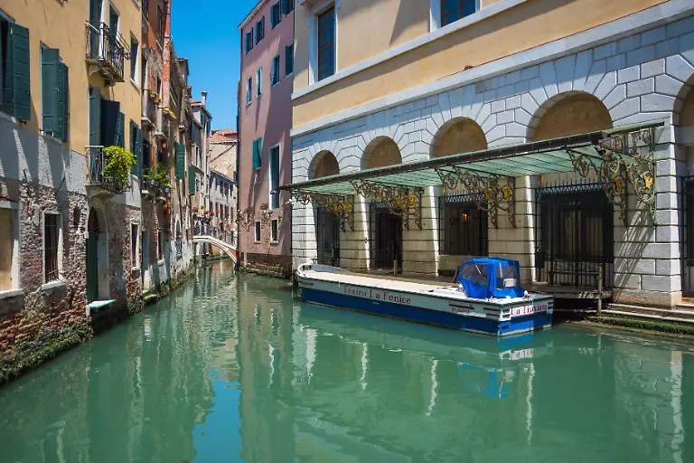Venedig-Transportboot-am-Buehneneingang-des-Teatro-La-Fenice-Venice-Teatro-La-Fenice-Stage-Door