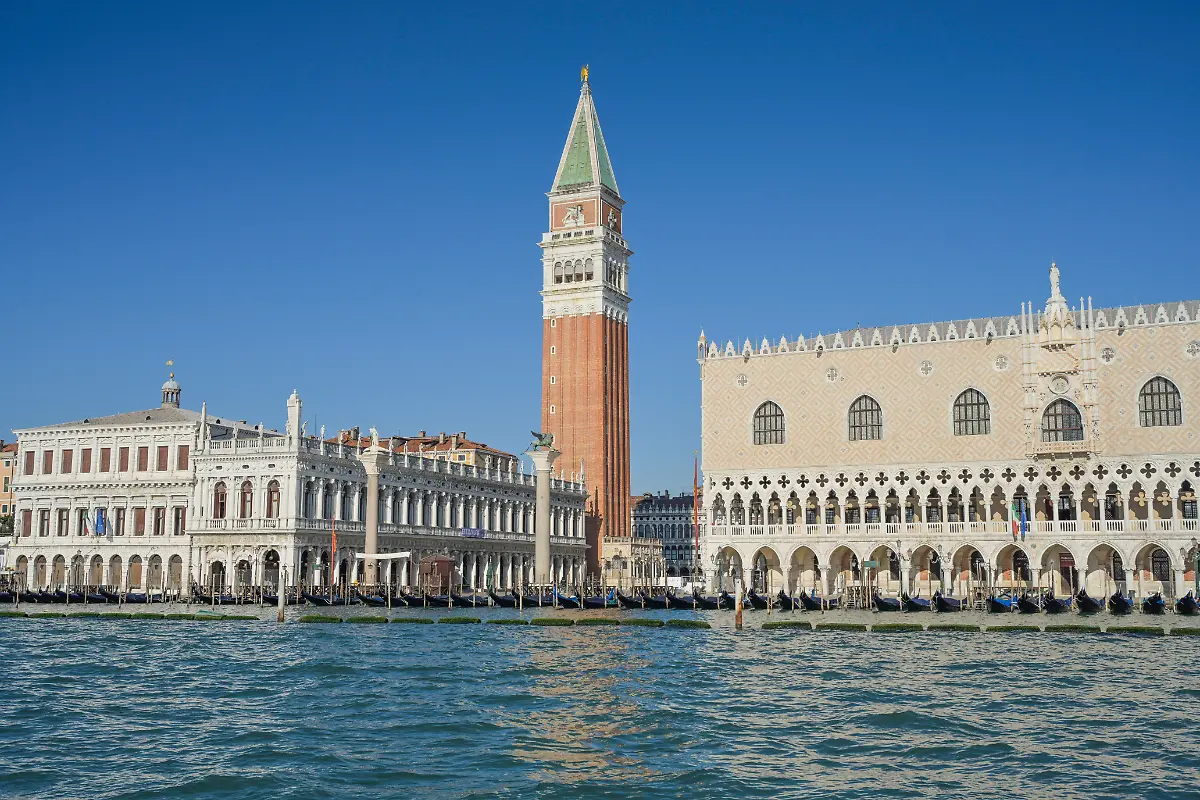 Markusturm-Campanile-di-San-Marco-Dogenpalast-Palazzo-Ducale-Canal-Grande-Venedig-Venetien-Italien