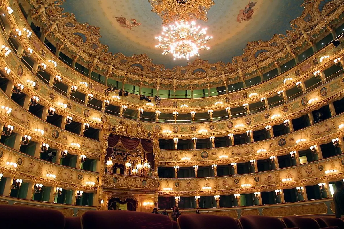 Opernhaus-La-Fenice-in-Venedig-aufgenommen-am-13-12-2003-Fast-acht-Jahre-nach-seiner-Zerstoerung-durch-einen-verheerenden-Brand-ist-das-Opernhaus-am-14-12-mit-einem-umjubelten-Festkonzert-wiedereroeffnet-worden-Auf-dem-Programm-des-von-Muti-geleiteten-Abends-standen-Werke-von-Beethoven-Strawinsky-Caldara-und-Wagner-Das-Publikum-spendete-Muti-und-dem-Orchester-lang-anhaltenden-Applaus-Am-29-Januar-1996-war-die-Fenice-zu-deutsch-Phoenix-die-fuer-ihre-einmalige-Akustik-weltbekannt-war-innerhalb-weniger-Stunden-bis-auf-die-Grundmauern-abgebrannt-Die-Fenice-ist-originalgetreu-wieder-aufgebaut-worden