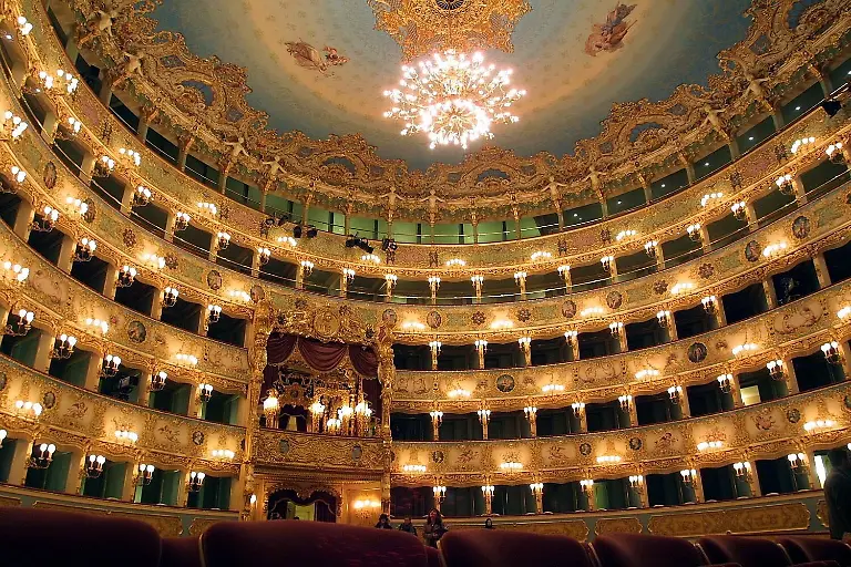 Opernhaus-La-Fenice-in-Venedig-aufgenommen-am-13-12-2003-Fast-acht-Jahre-nach-seiner-Zerstoerung-durch-einen-verheerenden-Brand-ist-das-Opernhaus-am-14-12-mit-einem-umjubelten-Festkonzert-wiedereroeffnet-worden-Auf-dem-Programm-des-von-Muti-geleiteten-Abends-standen-Werke-von-Beethoven-Strawinsky-Caldara-und-Wagner-Das-Publikum-spendete-Muti-und-dem-Orchester-lang-anhaltenden-Applaus-Am-29-Januar-1996-war-die-Fenice-zu-deutsch-Phoenix-die-fuer-ihre-einmalige-Akustik-weltbekannt-war-innerhalb-weniger-Stunden-bis-auf-die-Grundmauern-abgebrannt-Die-Fenice-ist-originalgetreu-wieder-aufgebaut-worden