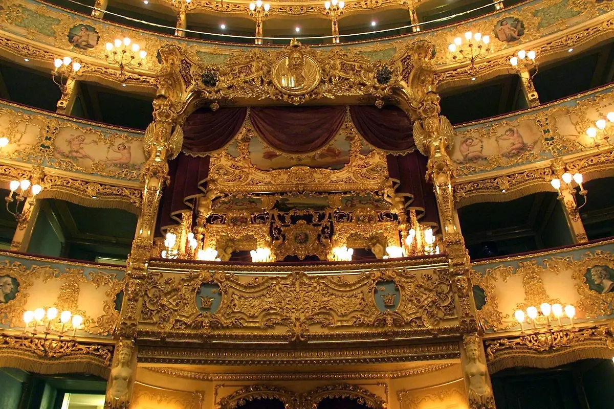 Blick-auf-die-prachtvolle-Loge-im-Zuschauerraum-des-Opernhaus-La-Fenice-in-Venedig-am-13-12-2003-einen-Tag-vor-der-festlichen-Wiedereroeffnung-Am-29-1-1996-war-die-Fenice-zu-deutsch-Phoenix-die-fuer-ihre-einmalige-Akustik-weltbekannt-war-innerhalb-weniger-Stunden-bis-auf-die-Grundmauern-abgebrannt-Das-Feuer-war-von-zwei-Elektrikern-gelegt-worden-die-mit-ihren-Arbeiten-in-Verzug-geraten-waren-Sie-wurden-jeweils-zu-sechs-und-sieben-Jahren-Haft-verurteilt-Die-Fenice-ist-originalgetreu-wieder-aufgebaut-worden-Ein-langwieriges-Bauverfahren-verzoegerte-jedoch-die-Fertigstellung-um-mehrere-Jahre