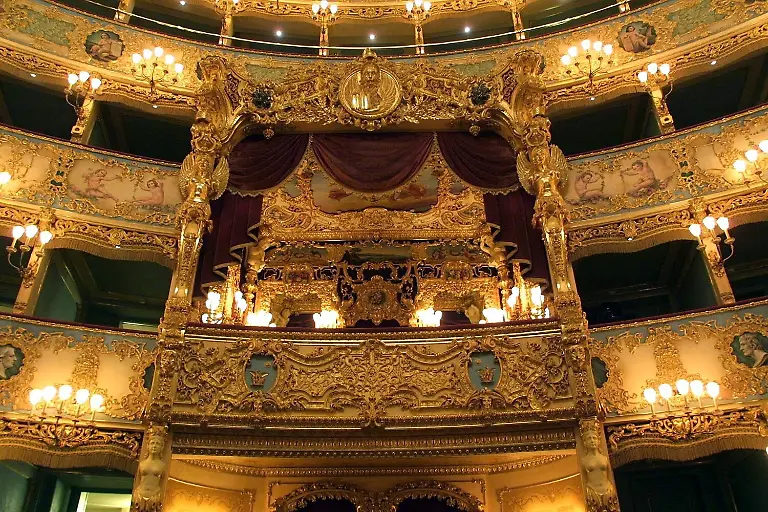 Blick-auf-die-prachtvolle-Loge-im-Zuschauerraum-des-Opernhaus-La-Fenice-in-Venedig-am-13-12-2003-einen-Tag-vor-der-festlichen-Wiedereroeffnung-Am-29-1-1996-war-die-Fenice-zu-deutsch-Phoenix-die-fuer-ihre-einmalige-Akustik-weltbekannt-war-innerhalb-weniger-Stunden-bis-auf-die-Grundmauern-abgebrannt-Das-Feuer-war-von-zwei-Elektrikern-gelegt-worden-die-mit-ihren-Arbeiten-in-Verzug-geraten-waren-Sie-wurden-jeweils-zu-sechs-und-sieben-Jahren-Haft-verurteilt-Die-Fenice-ist-originalgetreu-wieder-aufgebaut-worden-Ein-langwieriges-Bauverfahren-verzoegerte-jedoch-die-Fertigstellung-um-mehrere-Jahre