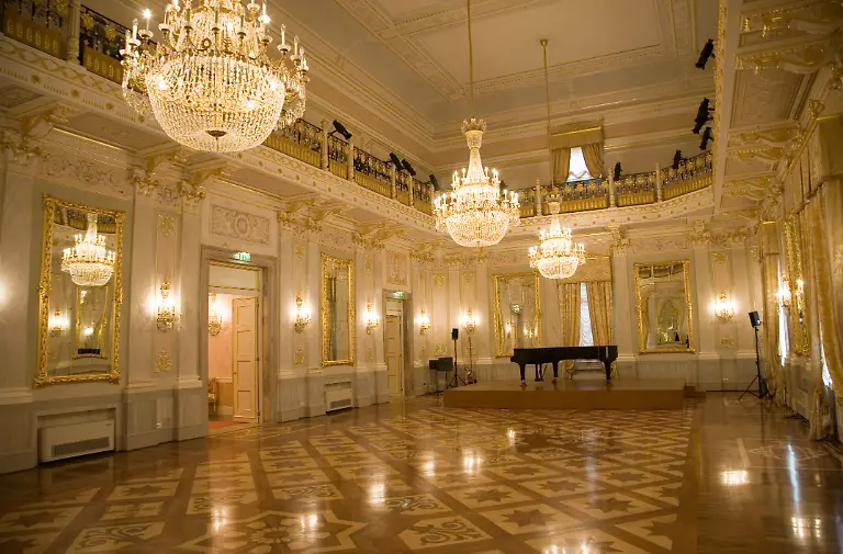 Der-Apollo-Saal-im-Teatro-La-Fenice-in-Venedig