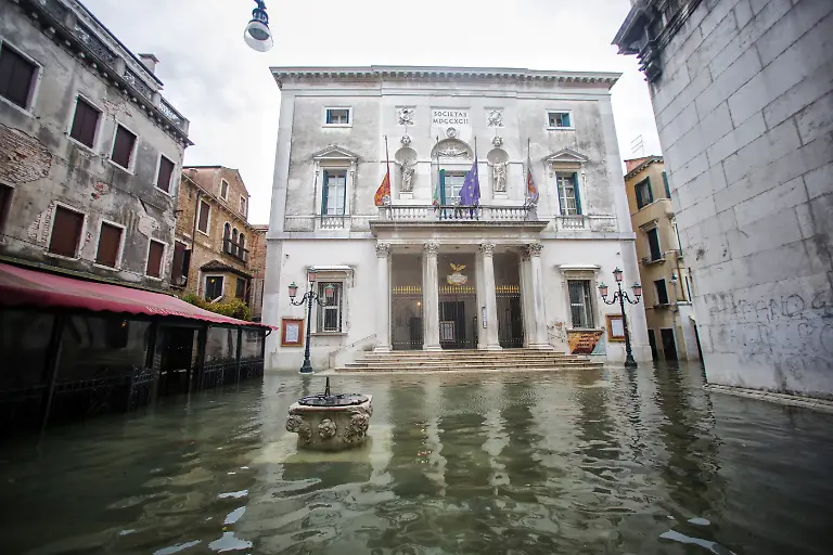 Flood-in-Venice-a-view-of-La-Fenice-theatre-Venice-ITALY-17-11-2019
