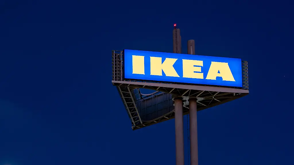 12-01-26-Wallau-Symbolfoto-Illustrationsbild-Symbolbild-Illustrationsfoto-Alltagsszene-Das-beleuchtete-Logo-des-Moebelkonzerns-IKEA-ist-bei-Nacht-auf-einem-hohen-Werbepylon-zu-sehen-Die-Konstruktion-aus-Stahl-und-Beton-ragt-vor-einem-dunklen-tiefblauen-Himmel-empor-links-im-Bild-ist-der-Mond-sichtbar-Die-Aufnahme-dient-als-Symbolbild-fuer-Einzelhandel-Konsum-Markenpraesenz-und-Aussenwerbung-im-urbanen-Raum