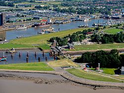 Niedersachsen & Bremen: Transportschiff beschädigt im Emder Hafen zehn Sportboote