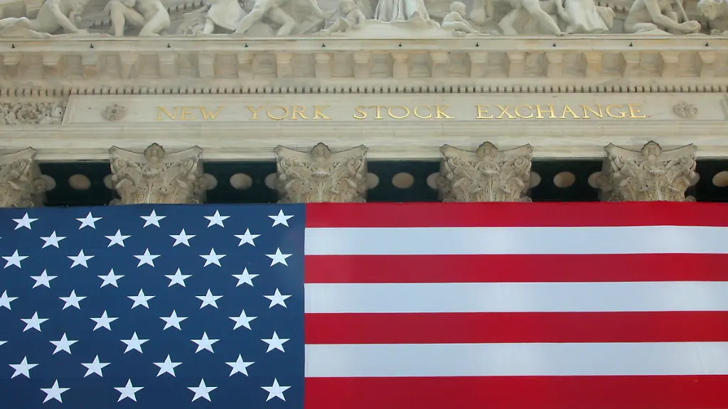 USA-Flagge-an-der-Boerse-New-York-Stock-Exchange-USA-USA-New-York-Bundesstaat-flag-of-the-USA-in-front-of-New-York-stock-exchange-USA-USA-New-York-state