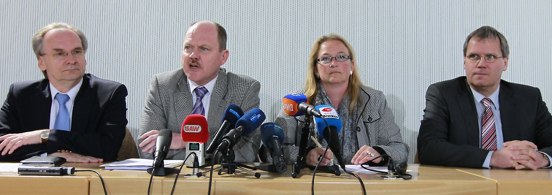 Reiner Haseloff (l-r), CDU-Spitzenkandidat zur Landtagswahl, Thomas Webel, CDU-Landeschef, Katrin Budde, SPD-Landeschefin und Jens Bullerjahn, SPD-Spitzenkandidat.