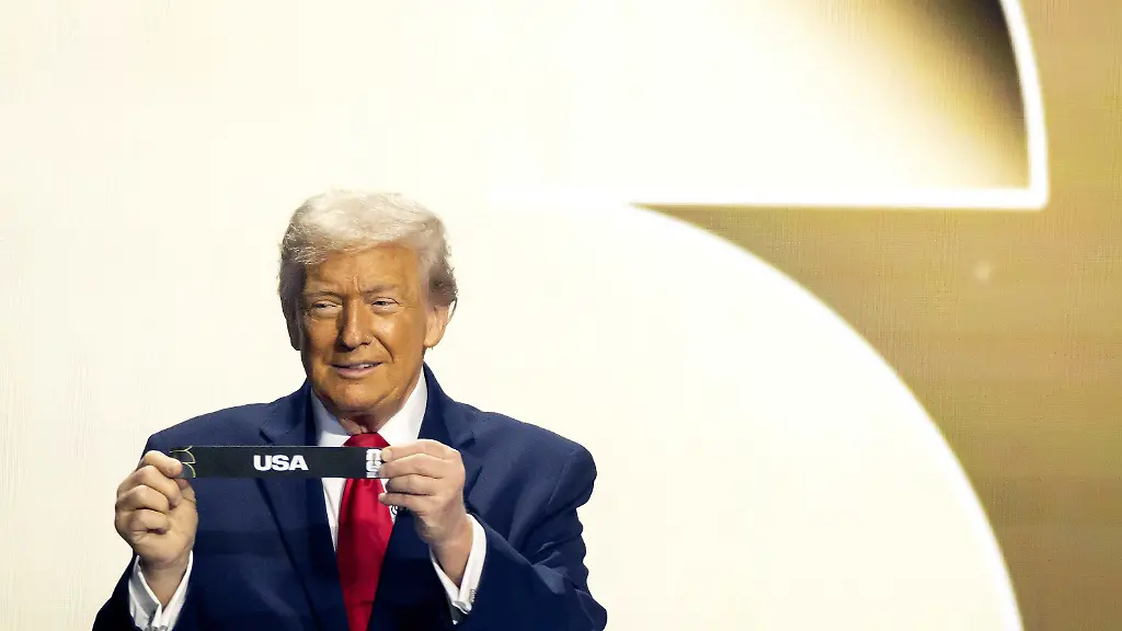 2025-12-05-18-53-42-WASHINGTON-Praesident-Donald-Trump-waehrend-der-Auslosung-der-Fussball-Weltmeisterschaft-2026-in-den-Vereinigten-Staaten