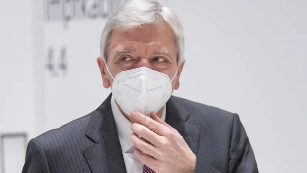 Ministerpraesident-Volker-Bouffier-CDU-im-Corona-Impfzentrum-im-Rhein-Main-Congress-Centrum-RMCC