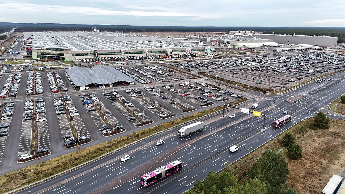 Kein-Abbau-bei-Stammbelegschaft-Weniger-Tesla-Besch-ftige-in-Gr-nheide-Schwankungen-vollkommen-normal-