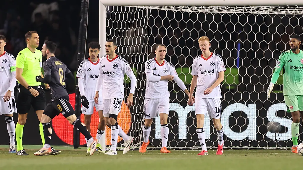 21-01-2026-Fussball-UEFA-Champions-League-Qarabag-Agdam-FK-Eintracht-Frankfurt-v-l-Nathaniel-Brown-Eintracht-Frankfurt-Ellyes-Skhiri-Eintracht-Frankfurt-Arthur-Theate-Eintracht-Frankfurt-Hugo-Larsson-Eintracht-Frankfurt-enttaeuscht-enttaeuscht-schauend-dissapointed-traurig-frustiert-frust-gefrustet-frustrated-DFL-DFB-REGULATIONS-PROHIBIT-ANY-USE-OF-PHOTOGRAPHS-AS-IMAGE-SEQUENCES-AND-OR-QUASI-VIDEO