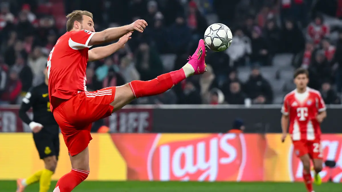 Fussball-Champions-League-Bayern-Muenchen-Union-St-Gilloise-Vorrunde-7-Spieltag-in-der-Allianz-Arena-Harry-Kane-Bayern-Muenchen-spielt-den-Ball